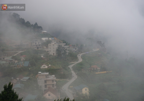 Thị trấn Tam Đảo chìm trong màn sương dịp lễ Giỗ tổ, nhiều du khách thích thú chụp ảnh